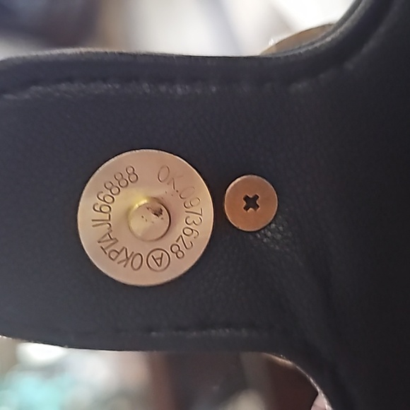 GUCCI PURSE NEW .MAKE ME A OFFER. - Picture 7 of 7